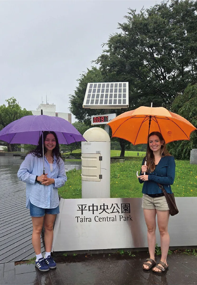 『ふくしまの今を感じる旅』レイチェルさん ＆ エマさん　モニタリングポストで確認